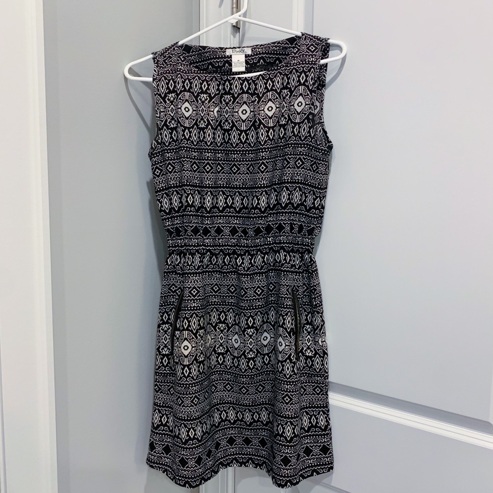 Black and white sleeveless dress with zip pockets